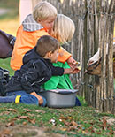 Bild Kinder füttern Tiere auf den Ferienhof Schmid